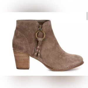 Micheal by Micheal Shannon tan genuine suede ankle boots sz 6m